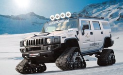 Hummer H2 in the snowstorm driving perfectly